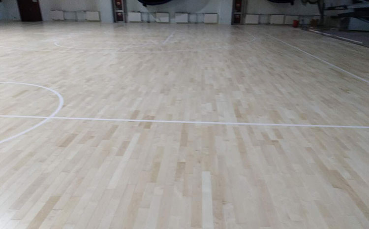 20厚篮球场木地板造价是的多少？