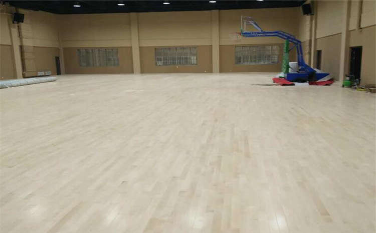 体育馆专用实木地板铺设前地面该怎么处理？