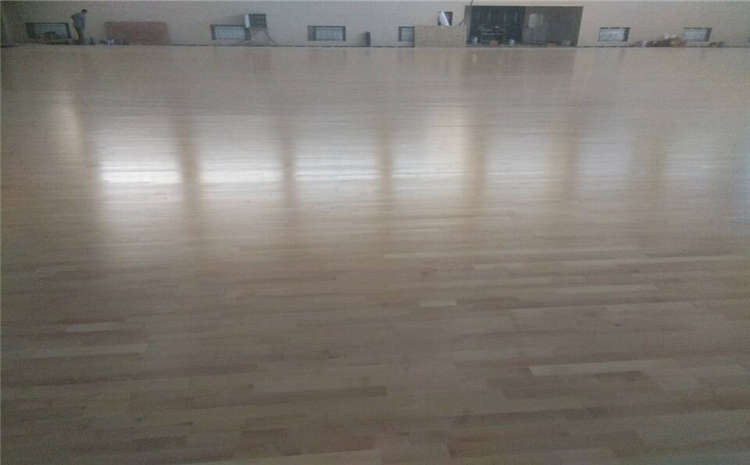 硬木企口排球馆木地板怎么翻新