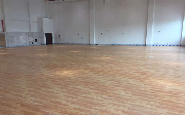 枫桦木体育馆木地板怎么翻新？