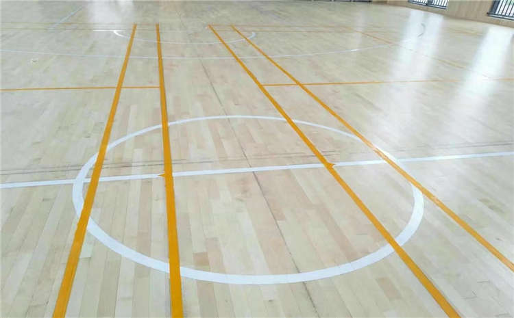 五角枫羽毛球馆木地板多少钱一平米？