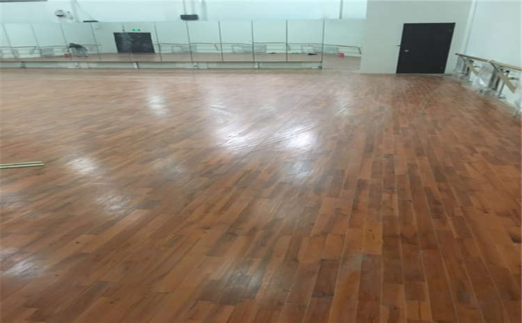 欧氏俄勒冈松篮球场实木地板怎么保养？