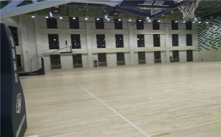 枫木篮球场木地板造价是的多少？