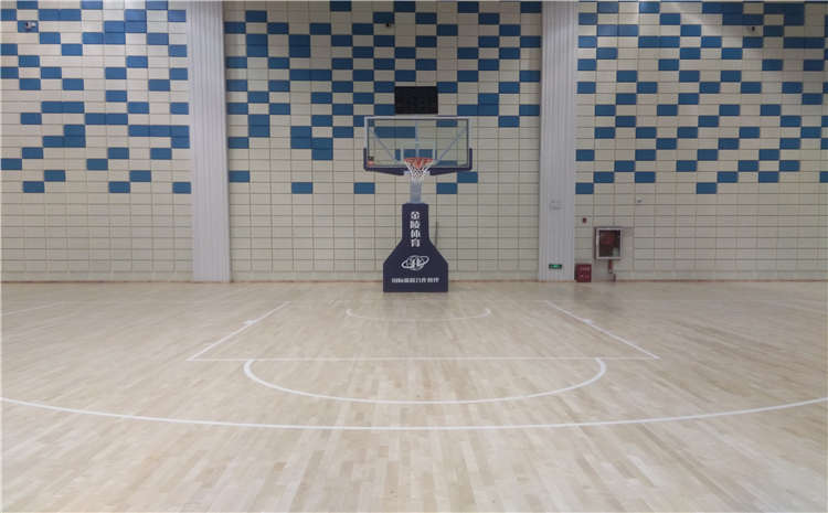 五角枫篮球场实木地板怎么翻新