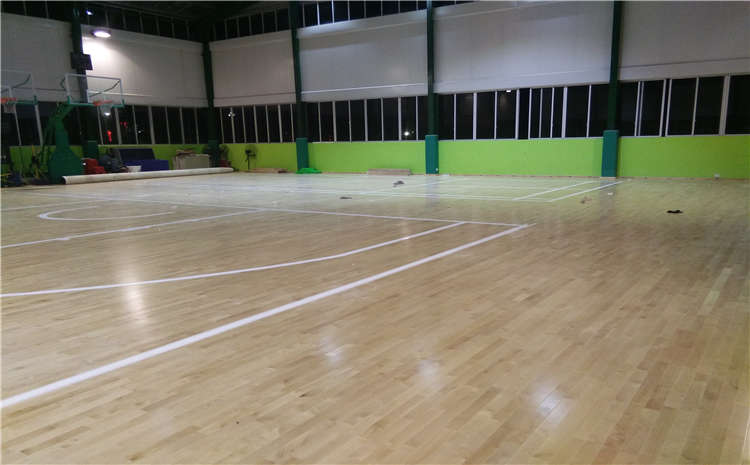 24厚运动篮球地板怎么翻新