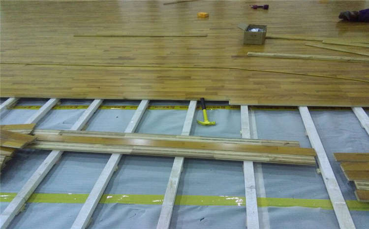 橡胶木体育木地板安装工艺